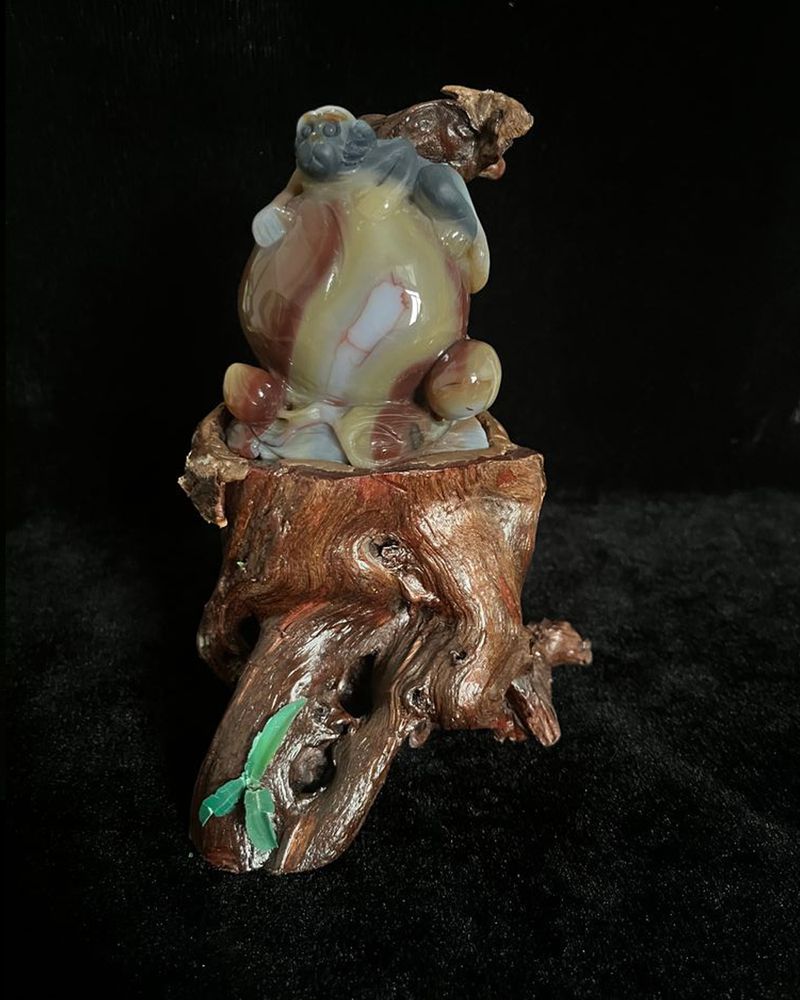 神猴献寿（玛瑙雕刻）